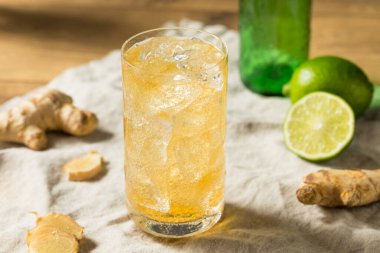 Buz ve limonlu soğuk zencefilli bira