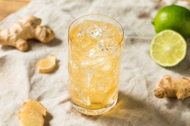 Buz ve limonlu soğuk zencefilli bira