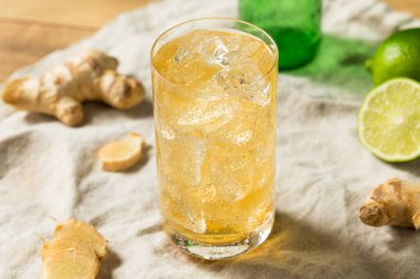 Buz ve limonlu soğuk zencefilli bira