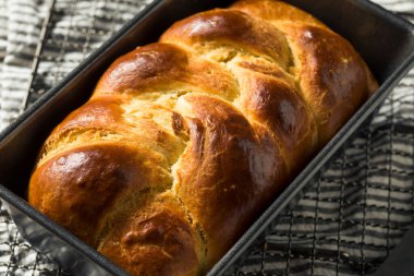 Ev yapımı örülmüş brioche ekmeği yemeye hazır.