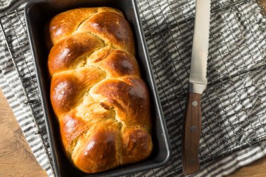 Ev yapımı örülmüş brioche ekmeği yemeye hazır.