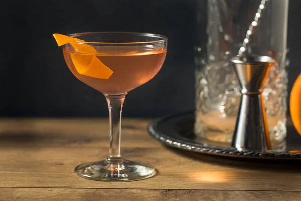 Boozy Erfrischender Rum Presidente Cocktail Mit Orangengarnitur — Stockfoto