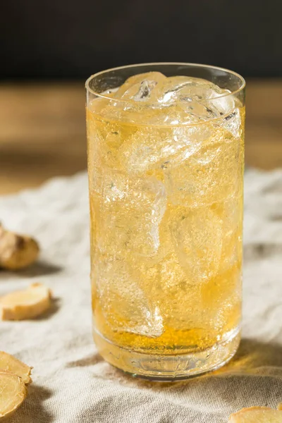 Refrescante Cerveza Fría Jengibre Con Hielo Cal —  Fotos de Stock