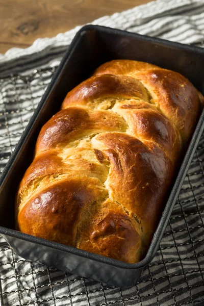 Σπιτικό Ψημένο Πλεκτό Ψωμί Μπριός Έτοιμο Για Κατανάλωση — Φωτογραφία Αρχείου