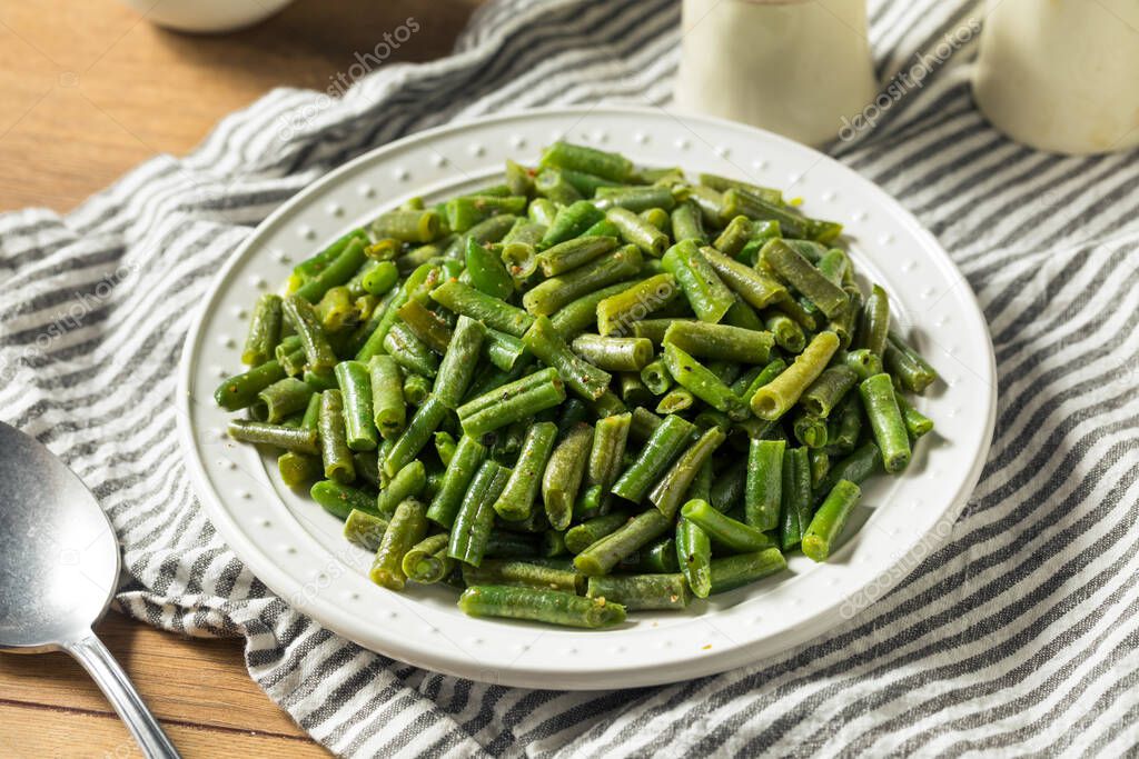 Homemade Sauteed Cooked Green Beans with Garlic and Lemon