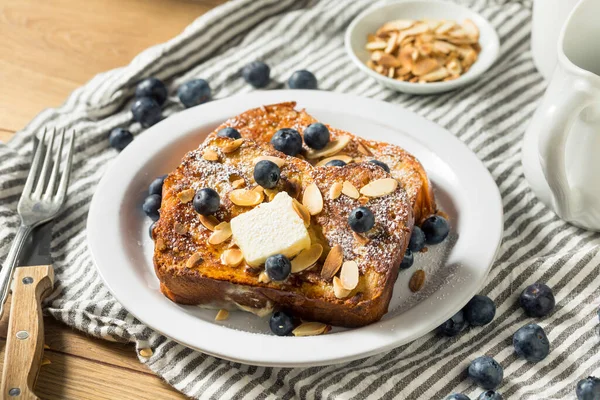 Hausgemachte Brioche French Toast Mit Blaubeeren Und Mandeln — Stockfoto