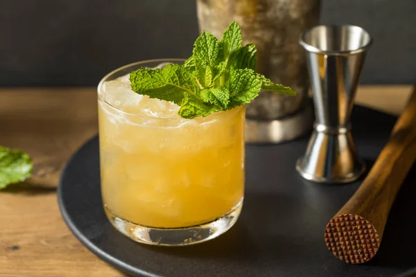 Boozy Erfrischende Whiskey Smash Mit Zitrone Und Minze — Stockfoto