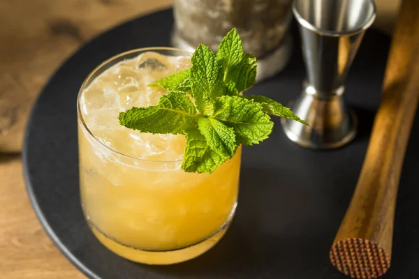 Boozy Erfrischende Whiskey Smash Mit Zitrone Und Minze — Stockfoto