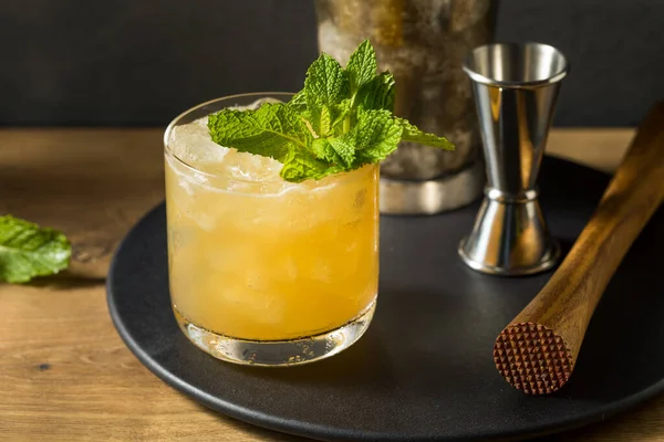 Boozy Erfrischende Whiskey Smash Mit Zitrone Und Minze — Stockfoto