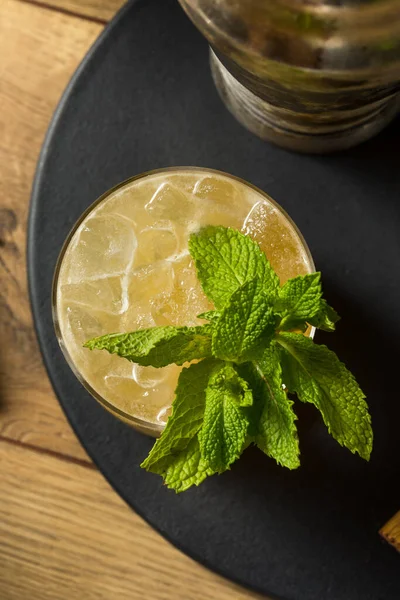 Boozy Erfrischende Whiskey Smash Mit Zitrone Und Minze — Stockfoto