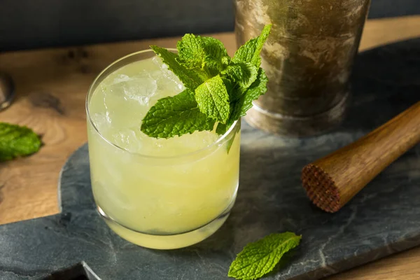 Alkohol Orzeźwiający Chartreuse Smash Mięty Cytryny — Zdjęcie stockowe