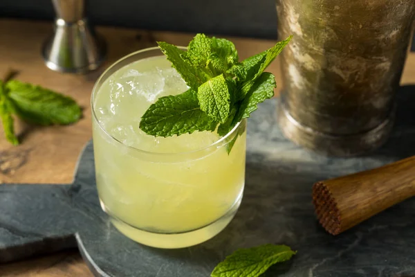 Boozy Erfrischende Chartreuse Smash Mit Minze Und Zitrone — Stockfoto