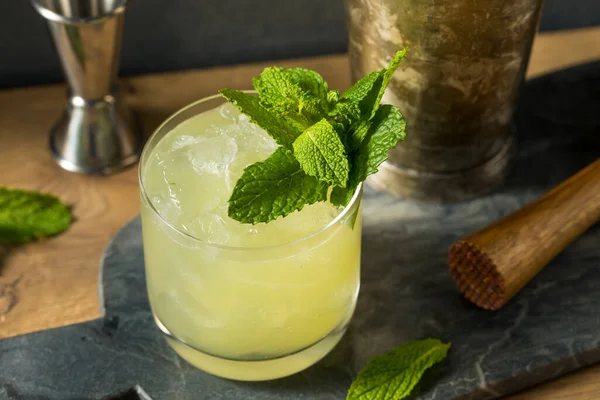 Boozy Erfrischende Chartreuse Smash Mit Minze Und Zitrone — Stockfoto