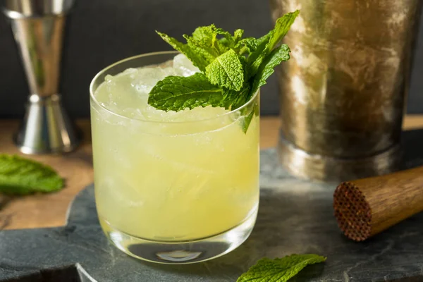 Alkohol Orzeźwiający Chartreuse Smash Mięty Cytryny — Zdjęcie stockowe