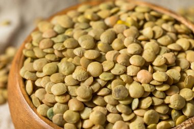 Kuru yeşil organik mercimek kasede Pişirmeye hazır