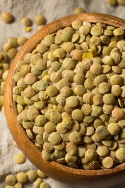 Kuru yeşil organik mercimek kasede Pişirmeye hazır