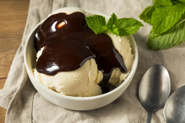 Σπιτικό Παγωτό Βανίλια Σιρόπι Σοκολάτας — Φωτογραφία Αρχείου