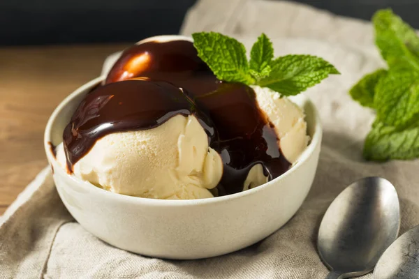 Σπιτικό Παγωτό Βανίλια Σιρόπι Σοκολάτας — Φωτογραφία Αρχείου