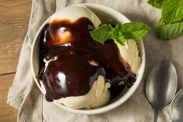 Helado Vainilla Congelado Casero Con Jarabe Chocolate — Foto de Stock