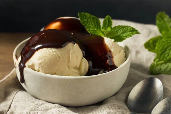 Helado Vainilla Congelado Casero Con Jarabe Chocolate — Foto de Stock