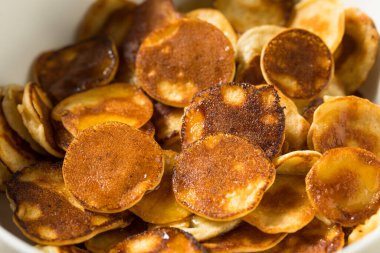 MIlk ve Akçaağaç şurubuyla ev yapımı Mini Krep Gevreği