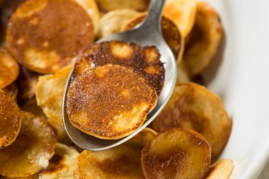 MIlk ve Akçaağaç şurubuyla ev yapımı Mini Krep Gevreği