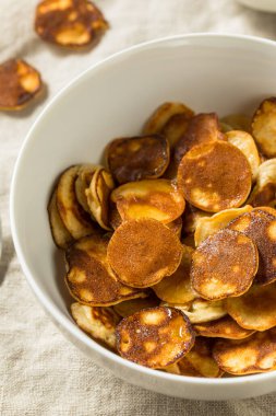 MIlk ve Akçaağaç şurubuyla ev yapımı Mini Krep Gevreği