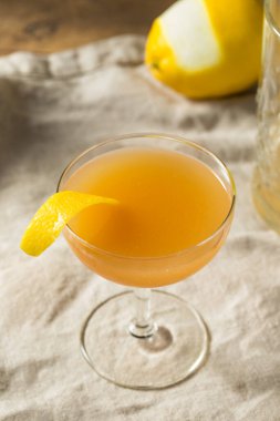 İçki ve limonlu Japon Kokteyli 'ni tazeliyorum.