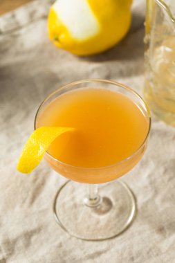 İçki ve limonlu Japon Kokteyli 'ni tazeliyorum.