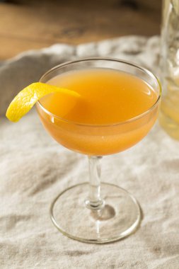 İçki ve limonlu Japon Kokteyli 'ni tazeliyorum.