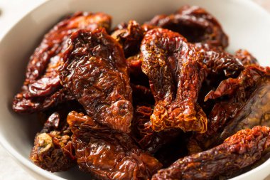 Kurutulmuş organik domatesler kasede.