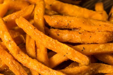 Ev yapımı, tuzlu ve biberli patates kızartması.