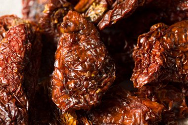 Kurutulmuş organik domatesler kasede.