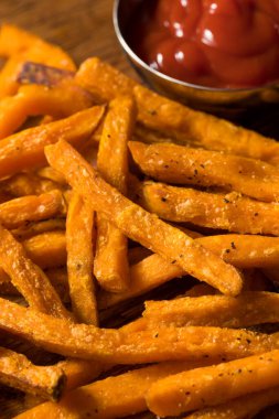 Ev yapımı, tuzlu ve biberli patates kızartması.