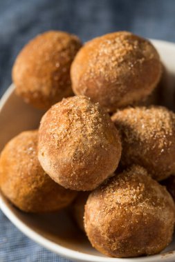 Ev yapımı Tarçın Şekerli Donut Delikleri Yemeye Hazır