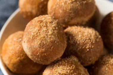 Ev yapımı Tarçın Şekerli Donut Delikleri Yemeye Hazır