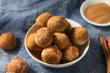 Ev yapımı Tarçın Şekerli Donut Delikleri Yemeye Hazır