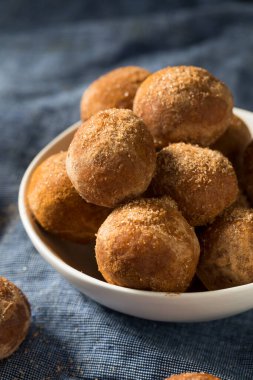 Ev yapımı Tarçın Şekerli Donut Delikleri Yemeye Hazır