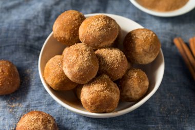 Ev yapımı Tarçın Şekerli Donut Delikleri Yemeye Hazır