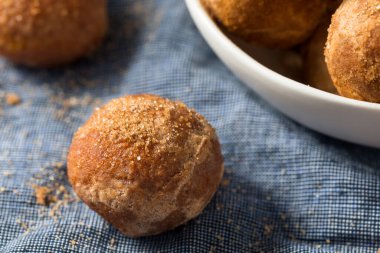 Ev yapımı Tarçın Şekerli Donut Delikleri Yemeye Hazır