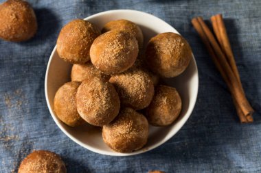 Ev yapımı Tarçın Şekerli Donut Delikleri Yemeye Hazır