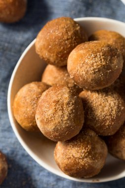 Ev yapımı Tarçın Şekerli Donut Delikleri Yemeye Hazır