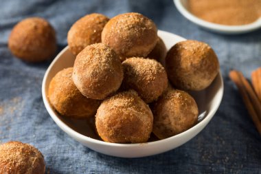 Ev yapımı Tarçın Şekerli Donut Delikleri Yemeye Hazır