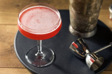 Limon ve Grenadine ile Rye Scofflaw Kokteyli