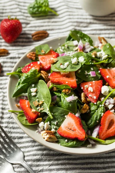 Ensalada Fresa Fresca Orgánica Casera Con Espinacas Feta Frutos Secos —  Fotos de Stock