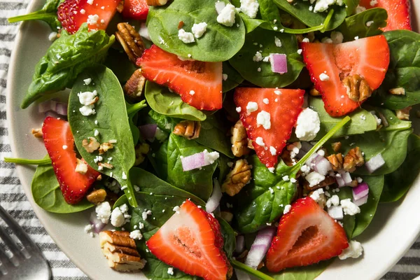 Ensalada Fresa Fresca Orgánica Casera Con Espinacas Feta Frutos Secos —  Fotos de Stock