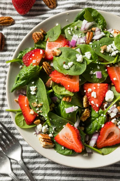 Hausgemachter Bio Erdbeersalat Mit Spinat Feta Und Nüssen — Stockfoto