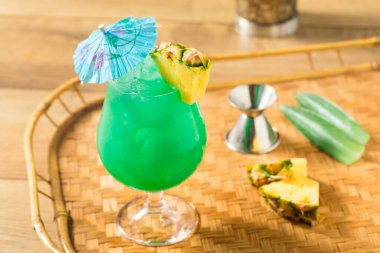 PIneapple ve Curacao ile Blue Hawaii Kokteyli