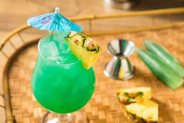 Bebida Refrescante Azul Havaiano Cocktail Com Pineapple Curaçao — Fotografia de Stock