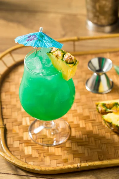 Boozy Uppfriskande Blue Hawaii Cocktail Med Pineapple Och Curacao — Stockfoto